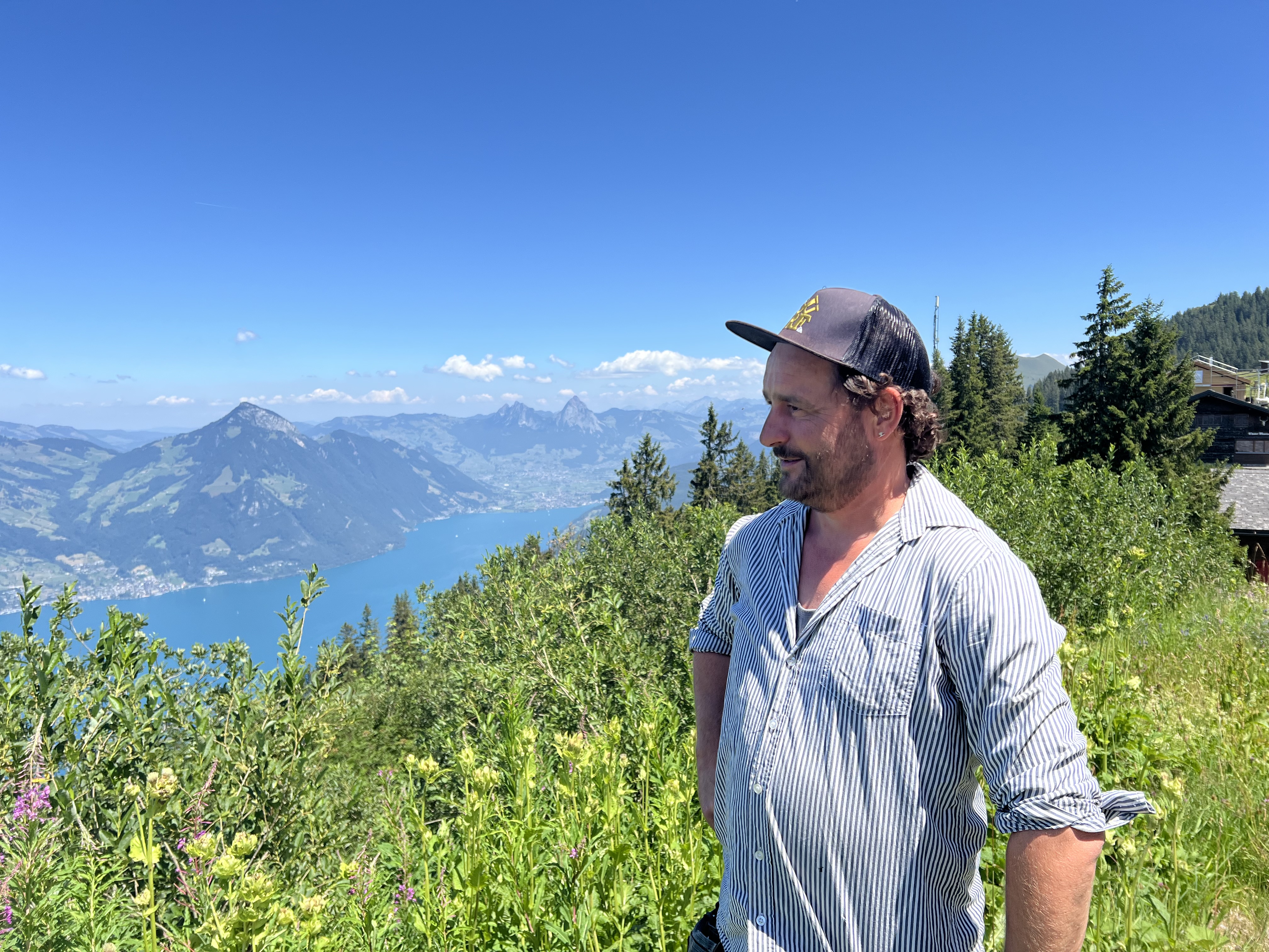 Zufriedenheit hoch über dem Vierwaldstättersee: Daniel Häfliger fühlte sich unwohl im Korsett auf dem Landwirtschaftsbetrieb und zog vor 14 Jahren die Reissleine.