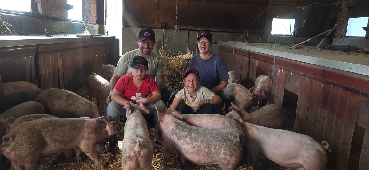 Familie Waber Tannenhof Auf dem Tannenhof der Familie Waber spielt die Schweinemast die Hauptrolle, daneben werden Ackerbau und ein kleines Lohnunternehmen betrieben.