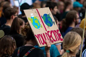 Der indirekte Gegenvorschlag würde bei einem Rückzug oder einer Ablehnung der Gletscher-Initiative in Kraft treten. Er soll unter anderem dafür sorgen, dass die Schweiz ihre Verpflichtungen im Rahmen des Pariser Klimaabkommens einhält.