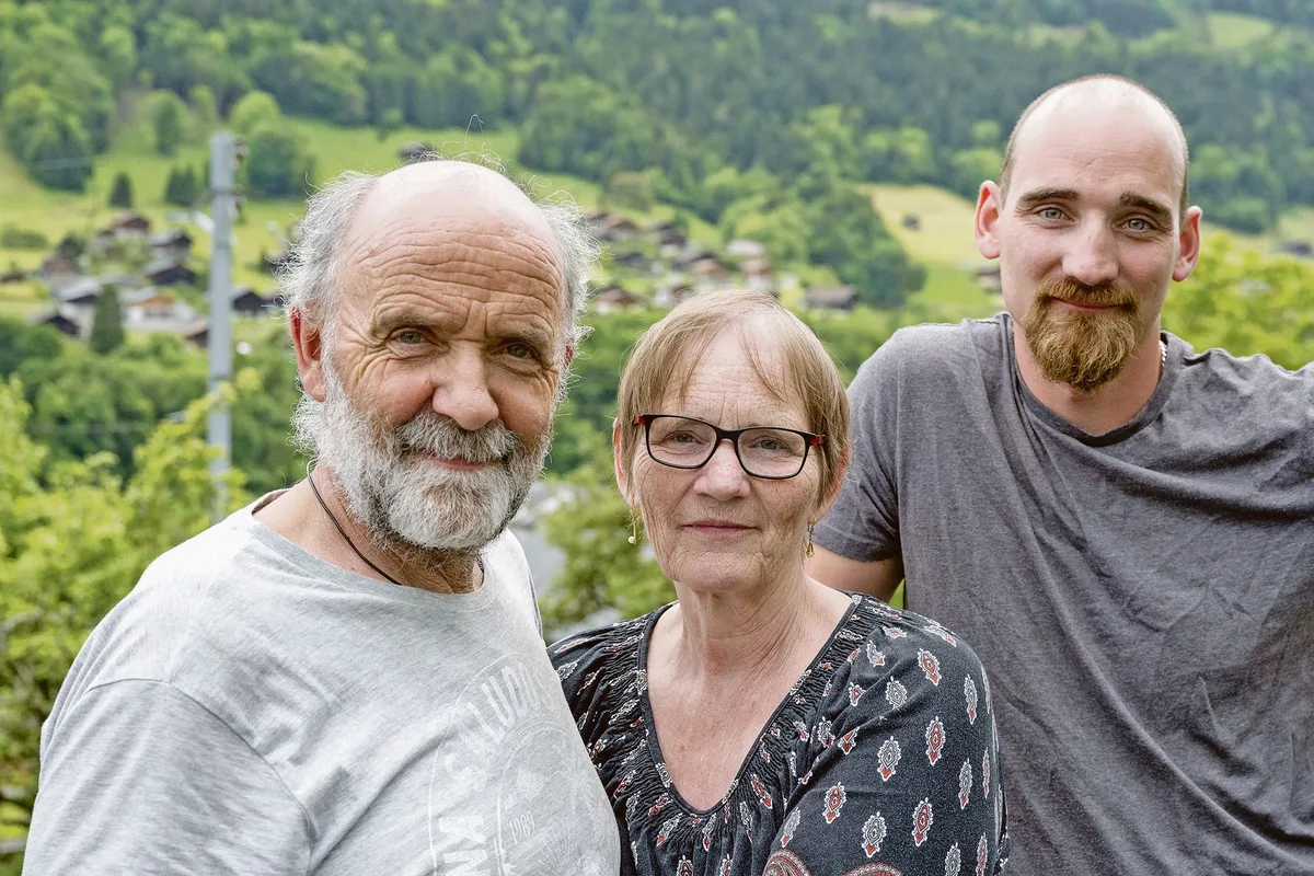 b5d77fd85d47dc2cb4f2bf9b8a04790c9f8e19b5 Zwei Generationen, ein Projekt: Vater Irénée, Mutter Gaby und Sohn Benjamin Dubosson aus Troistorrents im Unterwallis. (Bilder Max Hugelshofer, Schweizer Berghilfe)