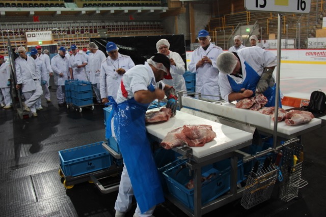 Voll konzentriert bei der Sache: Beim Ausbeinen der Schweineschultern geht es auch um die Zeit. (Bild zVg)