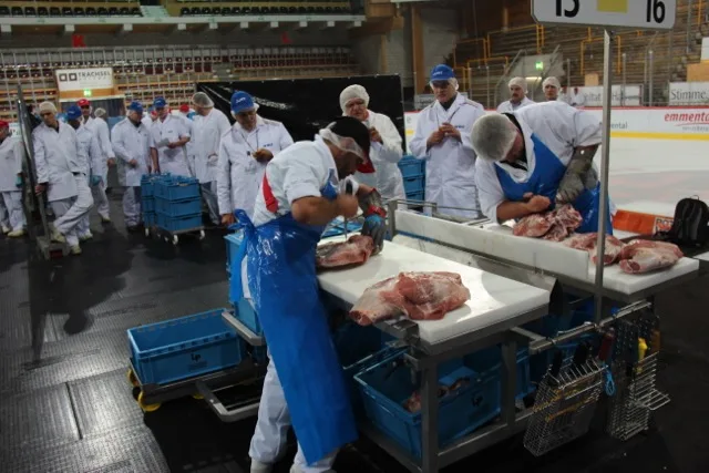 d82594ab36d2b3f5284589ccc6e365338e77acb3 Voll konzentriert bei der Sache: Beim Ausbeinen der Schweineschultern geht es auch um die Zeit. (Bild zVg)