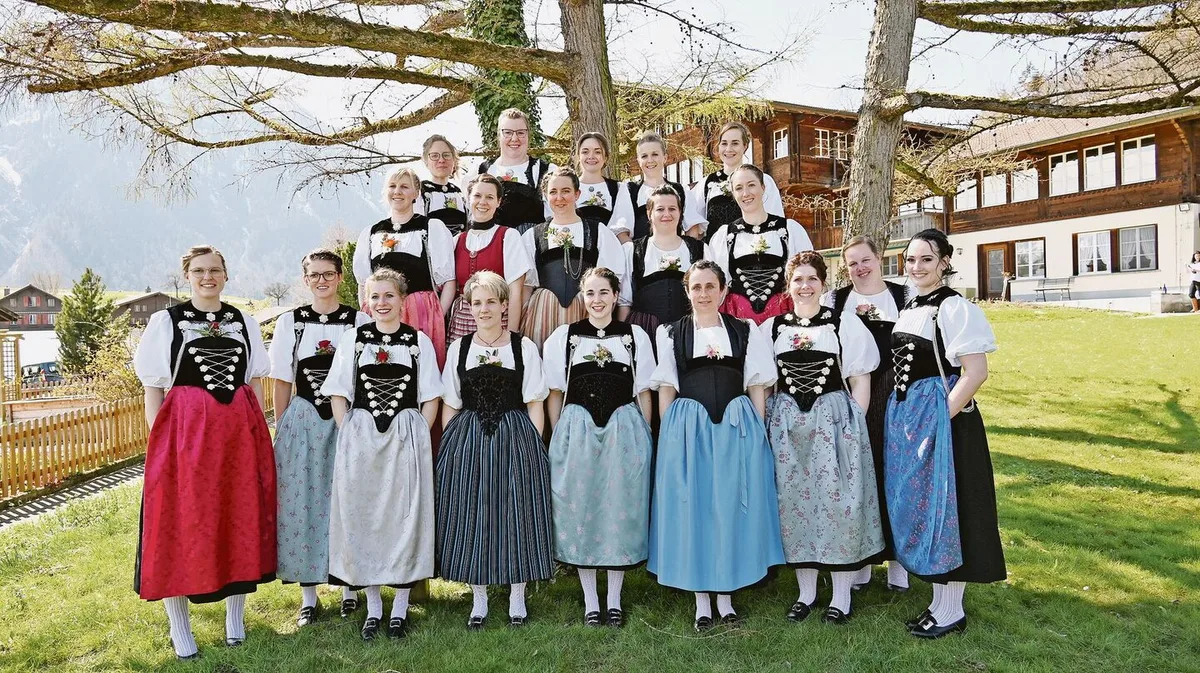 01985abbfc606714086991c658b9b46f20f571a33cf302363569093170755aa7 Sieben der 19 Absolventinnen trugen an der Abschlussfeier zum ersten Mal eine Tracht. Die Feier ohne Maske genossen sie sichtlich, war doch diese ständiger Begleiter an den Schultagen.