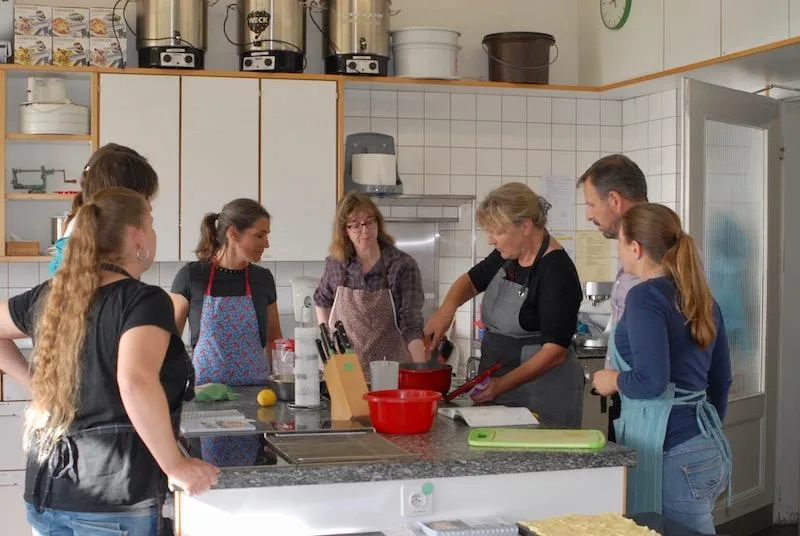 d03207bc8c0c5dab48271d61967b803650b712ec Für die erfolgreichen Absolventinnen der Bildung Bäuerin bzw. den Absolventen als bäuerlicher Haushaltleiter gibt es dieses Jahr den Fachausweis per Post statt bei einer Feier. (Archivbild Esther Thalmann)