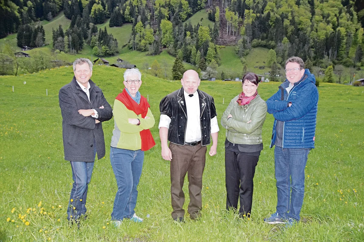 cbde5acfffb791c1f4f0d4b2dc2eb84d37804786 Der Gastgeber und Moderator Ernst Wandfluh (Mitte) hat zum Podium zur Trinkwasser-Initiative eingeladen (v. l. n. r.): Jürg Grossen, Regina Fuhrer, Christine Badertscher und Albert Rösti. (Bild pf)