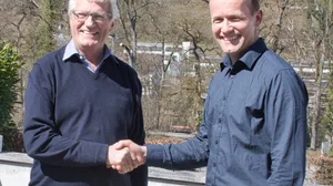 Sepp Zwyssig (links) mit seinem Nachfolger Jakob Lütolf. (Bild Stiftung Landwirtschaft und Behinderte)