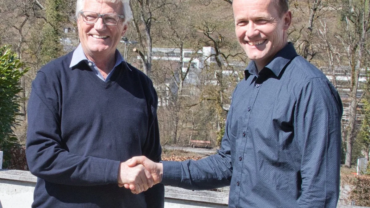 21574c8d3ba0d7a43ce1733caa05a7a1e7430111 Sepp Zwyssig (links) mit seinem Nachfolger Jakob Lütolf. (Bild Stiftung Landwirtschaft und Behinderte)