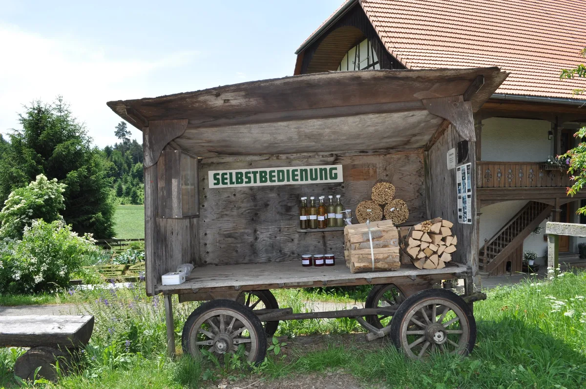 e1b13f0e732c2058602fccdf0039bc0be035c908 Selbstbedienungsstand bei einem Hof: 22 Prozent aller Landwirtschaftsbetriebe verkaufen Produkte direkt. (Bild Institut für Soziologie/Universität Bern)