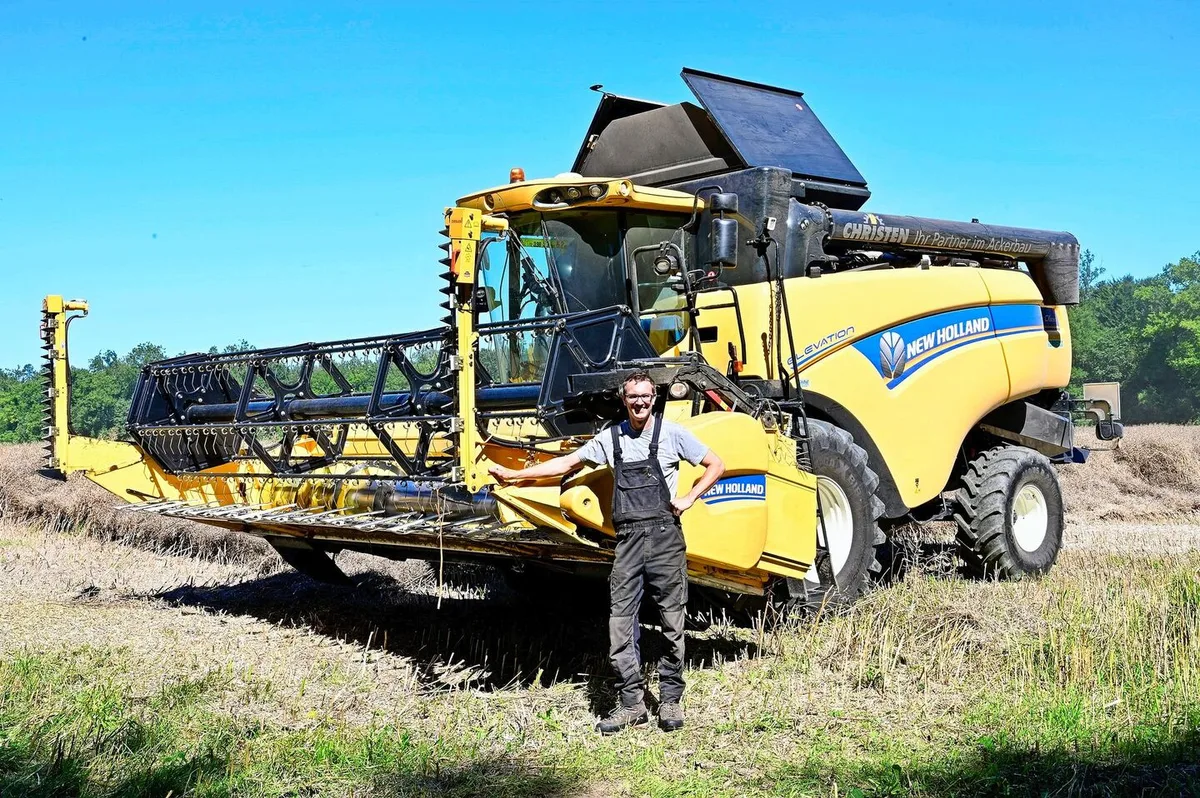 73a23c143bd05a7361b931dcb8f4b940ee2375af67943bd79244d9f07582cdd3 Lukas Christen vor einem seiner drei Mähdrescher.