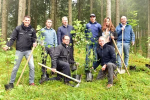 Sie pflanzten die ersten Schutzbäume in der Region Rheintal (v. l. n. r.): Christof Schwarber, Philipp Näf, Josef Hess, Martin Jara, Dario Cologna, LizAn Kuster, August Ammann und Beat Tinner.