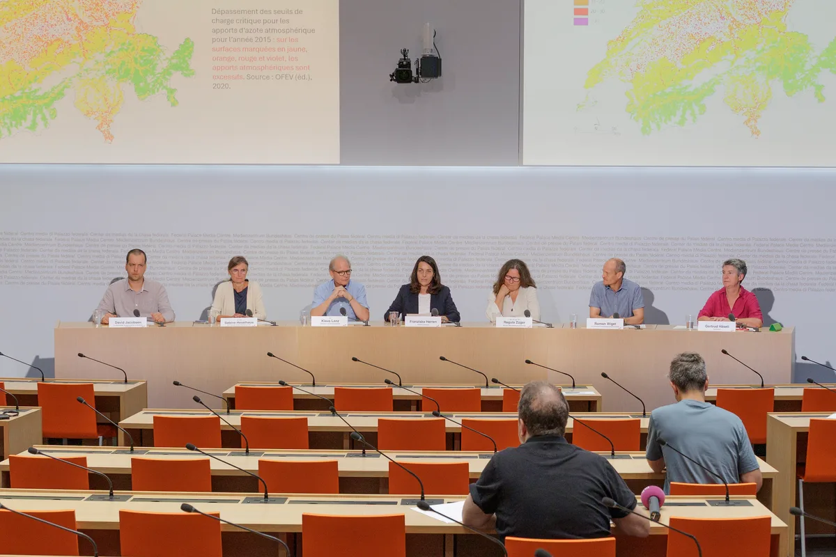 _R3A0806kl.jpg Informierten die Medienschaffenden über die Ja-Argumente (v.l.): David Jacobsen, Co-Schulleiter biodynamische Ausbildung Schweiz; Sabine Heselhaus, Co-Präsidentin Ärzt(innen) für die Umwelt; Klaus Lanz, Chemiker und Wasserwissenschaftler; Franziska Herren, Initiantin; Regula Züger, ETH-Agronomin und Mit-Betriebsleiterin des Glück-Hofs; Roman Wiget, Co-Präsident Trinkwasserveband AWBR und Gertrud Häseli, Bio-Bäuerin und Familienköchin