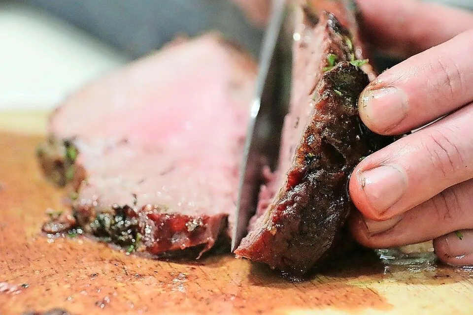 0f15761cc1d24e413af16999cf48a4864d346107dcf0f7213db17cfb92146090 Eine Portion rotes Fleisch galt lange Zeit als ein Stück Lebenskraft – aus der neuen Ernährungspyramide ist es sang- und klanglos verschwunden.