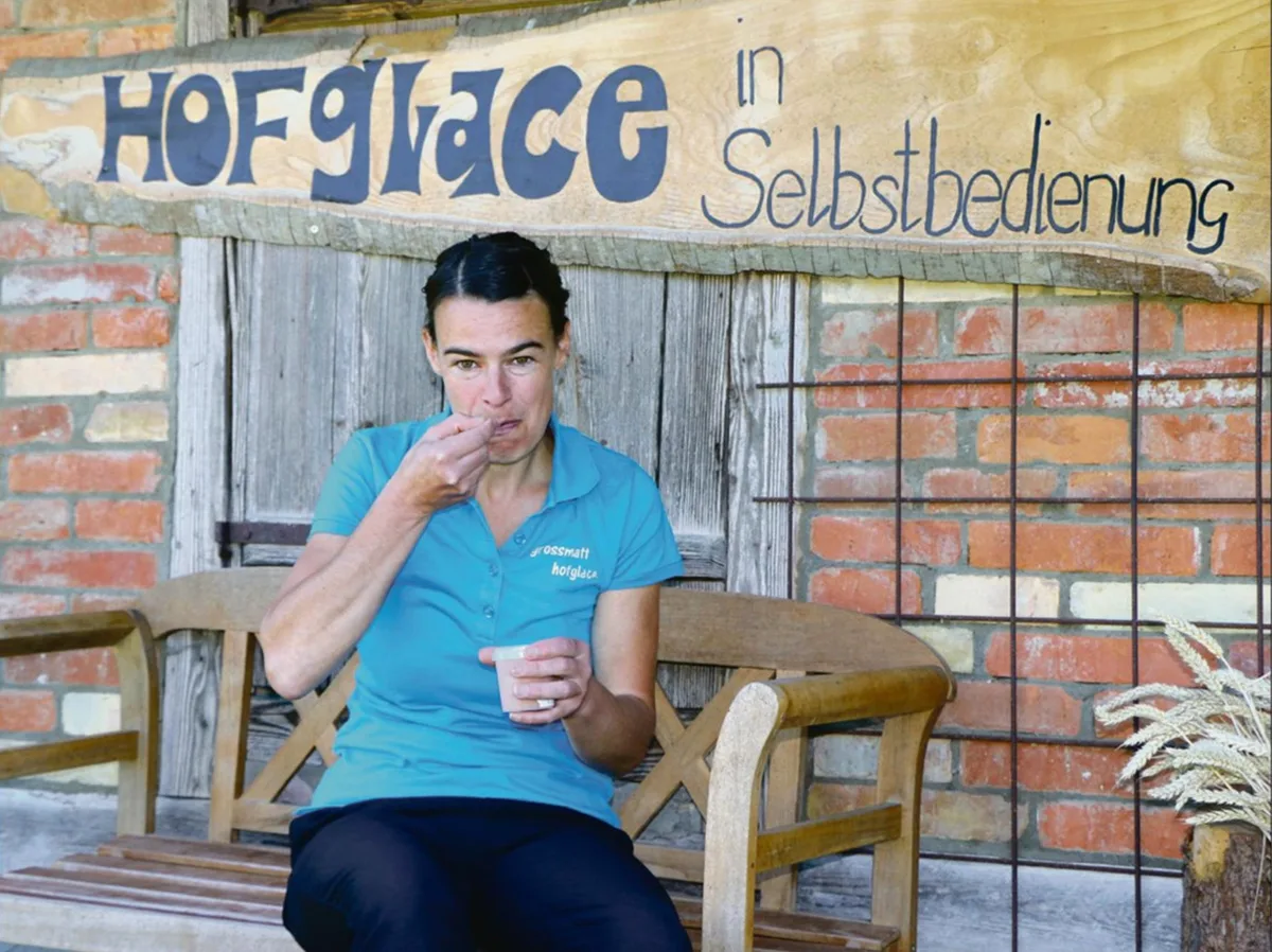 788498d5b6207a3d8ba8255cc6b5e0f878f0cf94 Ein seltener Moment: Silvia Gerber geniesst ein eigenes Schoggi-Glace aus dem Becher auf der Bank vor dem Hofladen. Die Glaceproduktion startete sie unter dem Motto: No risk – no fun. (Bild Sandra Joder)