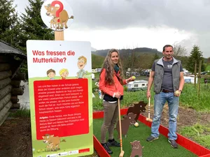 Projektleiterin Edith Alarcon von Mutterkuh Schweiz und Luing-Züchter und Landwirt Andreas Knüsel erklären die zum Spielen anregenden Informationsposten auf dem neuen Erlebnispfad. (Bilder Josef Scherer)