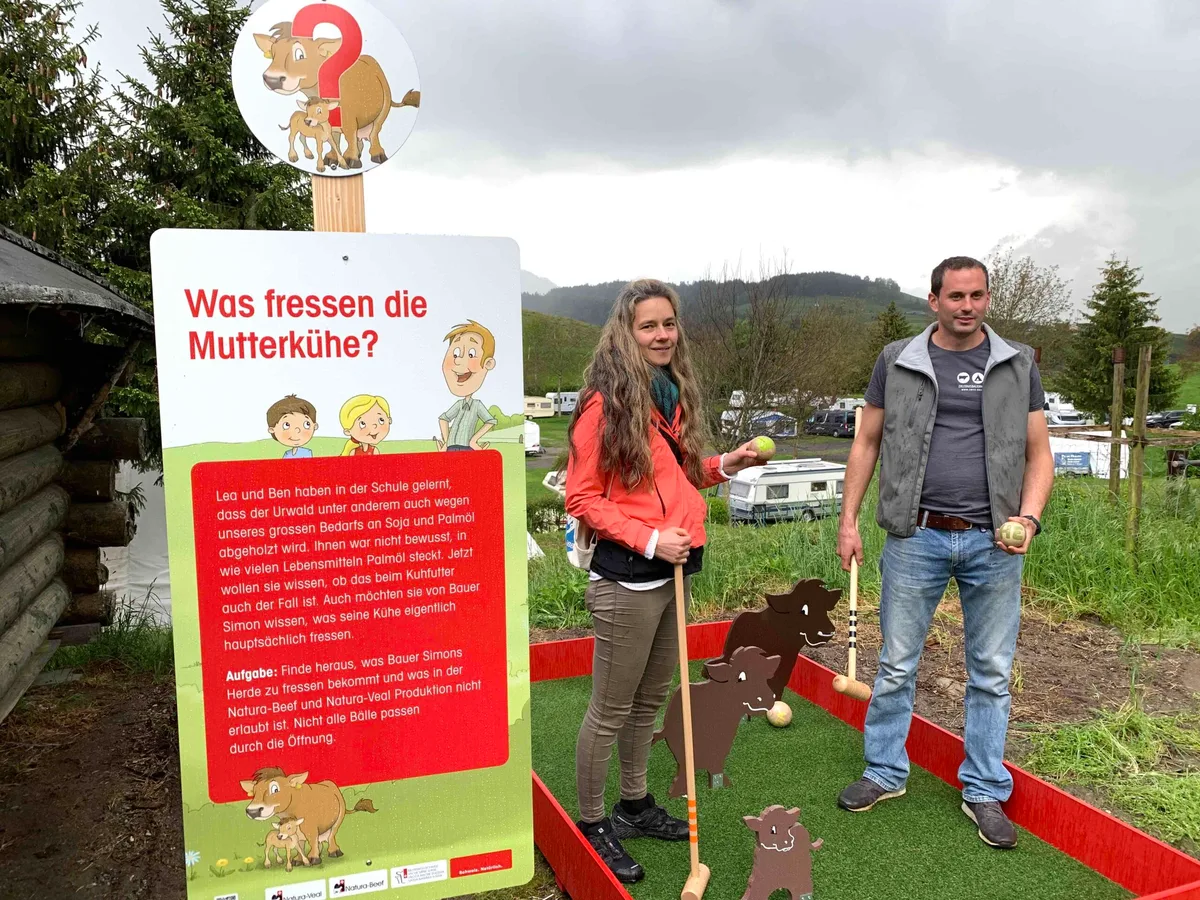 65c7847c44bedb8f84d125f138cad50e853c2d27 Projektleiterin Edith Alarcon von Mutterkuh Schweiz und Luing-Züchter und Landwirt Andreas Knüsel erklären die zum Spielen anregenden Informationsposten auf dem neuen Erlebnispfad. (Bilder Josef Scherer)