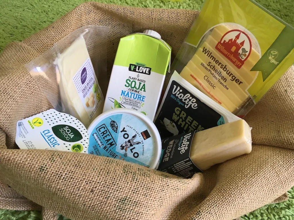 9bafc2591d04f88aa7e6e441e76c0df5b8b5e71e Derzeit gibt es im Detailhandel immer mehr vegane Produkte, die ähnlich wie Käse oder Joghurt verwendet werden. Wie lange der Boom anhält, ist unklar. (Bild jsc)