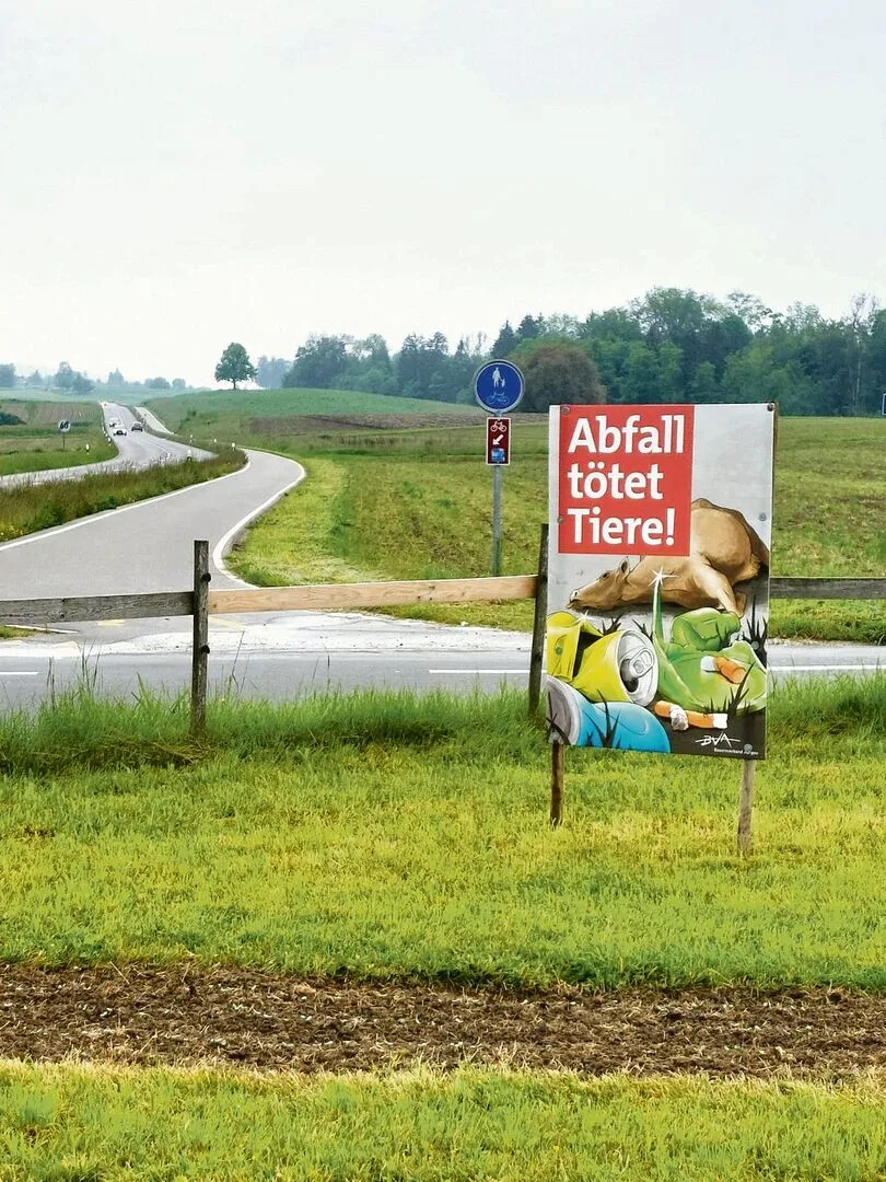 ec10bcd67dd07bd147b98e0cb663b7832b0c51abc98cab0a34d3f940aebb17cd An über 100 Standorten haben Aargauer Bauernfamilien die Plakate aufgestellt, so auch Urs Baur in Egliswil.