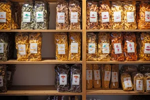 In den Teigwaren verarbeiten Schulers hofeigenen Hartweizengriess, Vollei und natürliche Aromen. Pro 10 kg Griess kommen 2 bis 4 kg Vollei hinzu, wodurch jährlich über eine Tonne Vollei veredelt werden kann.