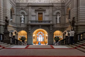 Mitte September wird das Bundeshaus in Bern wieder belebter, wenn die Herbstsession 2026 startet.