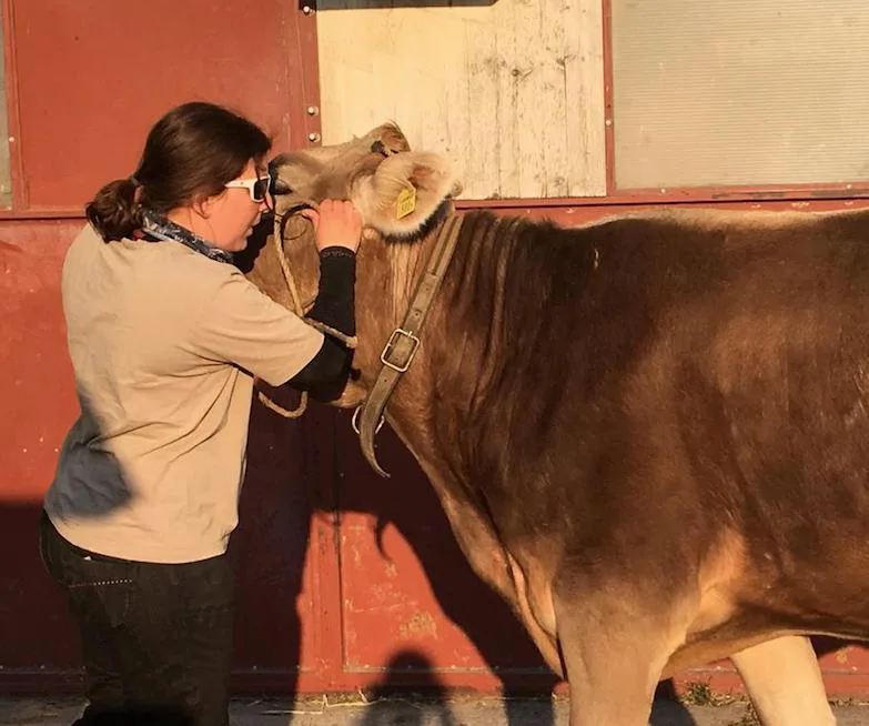 31ee88c2f01d91e3d1b0b8469b4d7800ac53f5d8 Ein Herz und eine Seele - BauernZeitung-Redaktorin Julia Overney mit Julischka. (Bild zVg)
