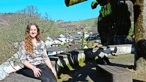 Fabienne Graf wohnt gerne in Buus. Auf dem Hof oben auf dem Hügel hat sie als Kind viel Zeit bei ihrer Grossmutter verbracht und fühlt sich darum, auch als Zugezogene, mit dem Dorf verbunden.