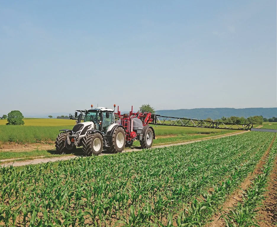 def4ae2f3bed136a2c373cb417c12bb072e3e8bd Die Horsch-Leeb-Feldspritze führt das Gestänge mit Ultraschall-Sensoren über den Boden. Bild: Beat Schmid