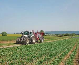 Die Horsch-Leeb-Feldspritze führt das Gestänge mit Ultraschall-Sensoren über den Boden. Bild: Beat Schmid