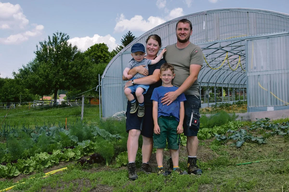 2f27cd4634ba540e96a68ba2a1f4e0df50d37c75 Dominique und Stefan Löffel mit Joshua (1.5 Jahre) und Elia (7 Jahre) produzieren auf ihrem Betrieb unter anderem Gemüse für einen Hofladen in Langnau BE.(Bild jw)