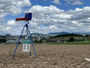Wenn nur noch eines hilft: Mit Gaskanonen gegen Krähen. Bei jedem Entladen wechselt die Position der Kanone.