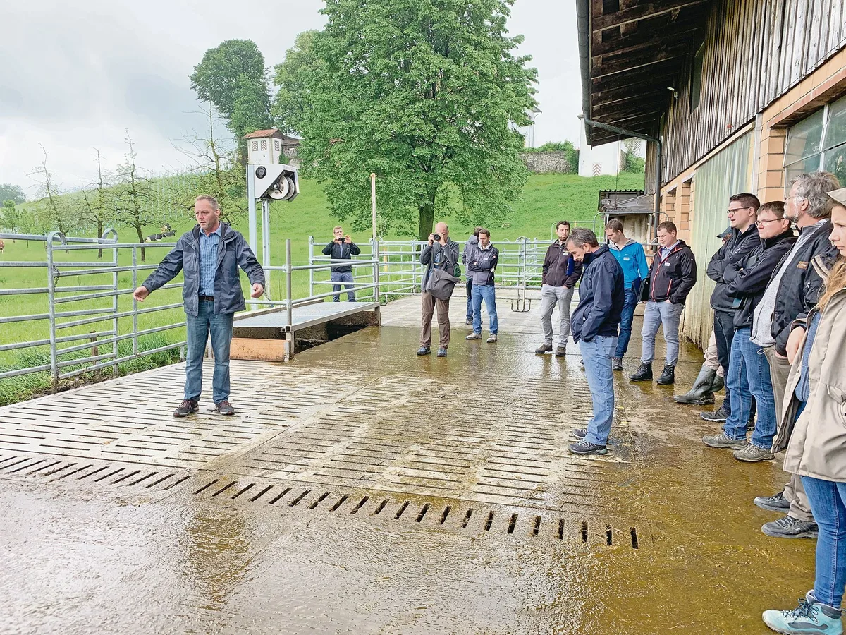277a8643d812199401ae69d4a79feae683e89400 Alois Niederberger erklärt über dem Laufhof für das Rindvieh, wie viele Umspülkanäle darunter noch eingebaut wurden.