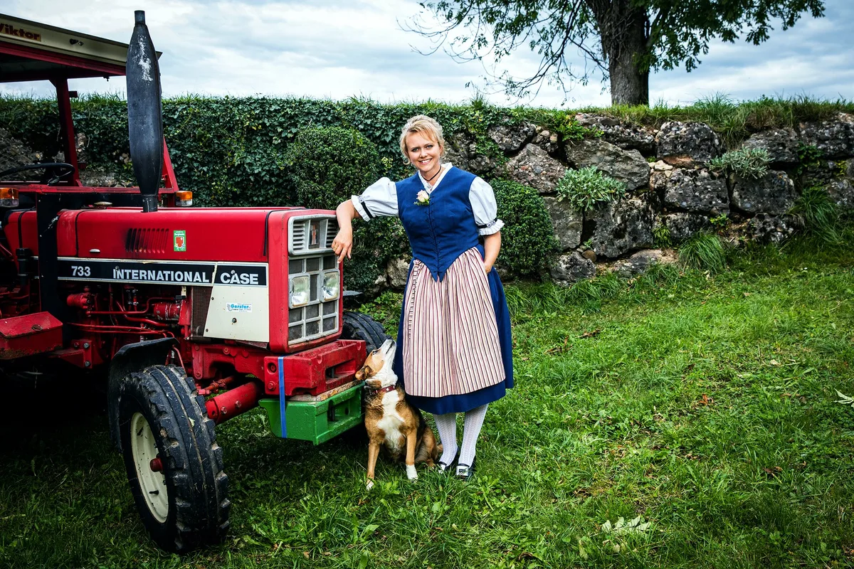 aa3c876098bd75b9cccdeea0ebaf7583a706cba2 Landfrauenküche 2019 - Brigitte Inderbitzin Foto-Shooting mit Traktor (Bild: SRF/Ueli Christoffel)