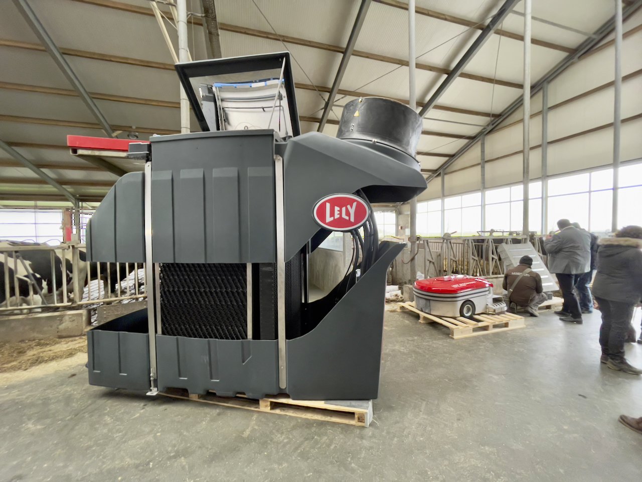 Lely Sphere module and manure removal robot Lely Discovery Collector.