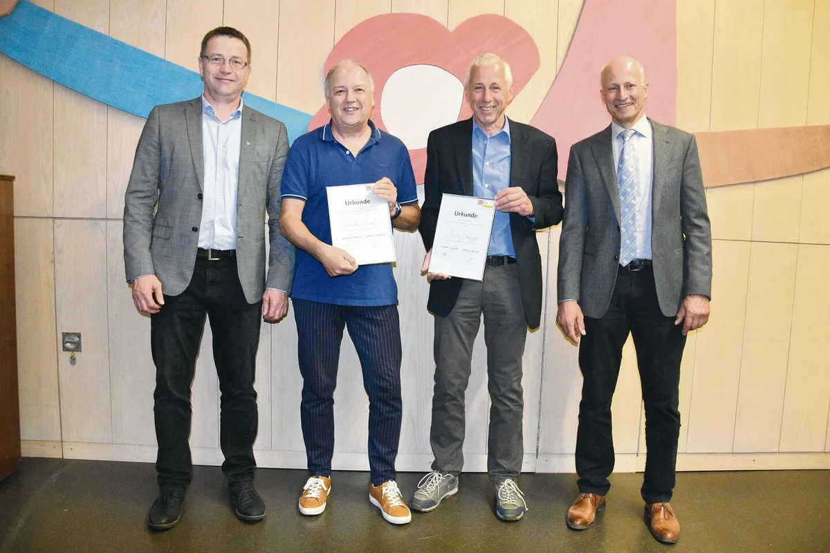 465518e30458176f8be3bc84ea8f9692879b014b63513e08120a8b2142cd5a68 Andreas Vögtli (r.), Präsident Solothurner Bauernverband, und Edgar Kupper (l.), Geschäftsführer ad interim, beglückwünschen die zwei Ehrenmitglieder Heiner Rossel (Zweiter v. l.) und Peter Brügger.