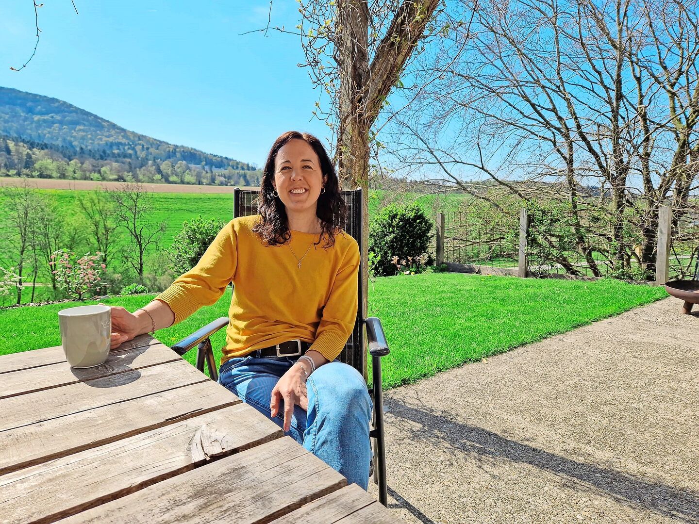 Kaffeepause auf dem Sitzplatz des Bauernhauses. Rebekka Gasser diskutiert gern mit Menschen.