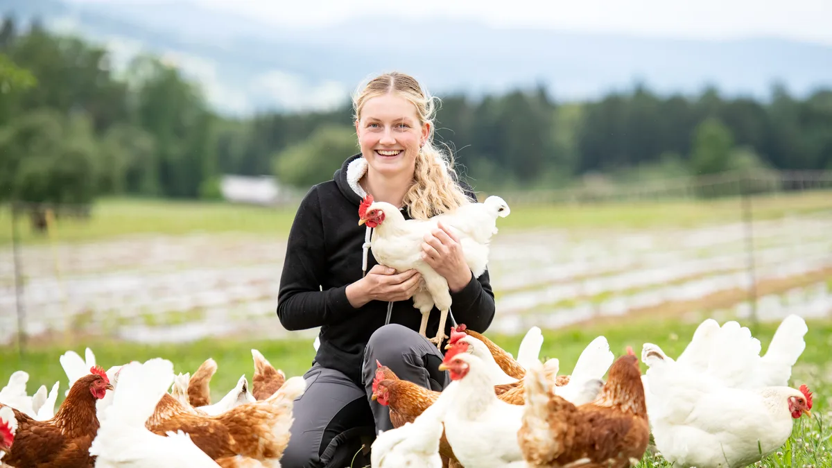 Linda Etterlin, Bäuerin, Betriebsleiterin Linda Etterlins liebste Aufgabe auf dem Betrieb ist das Betreuen ihrer Hühner.