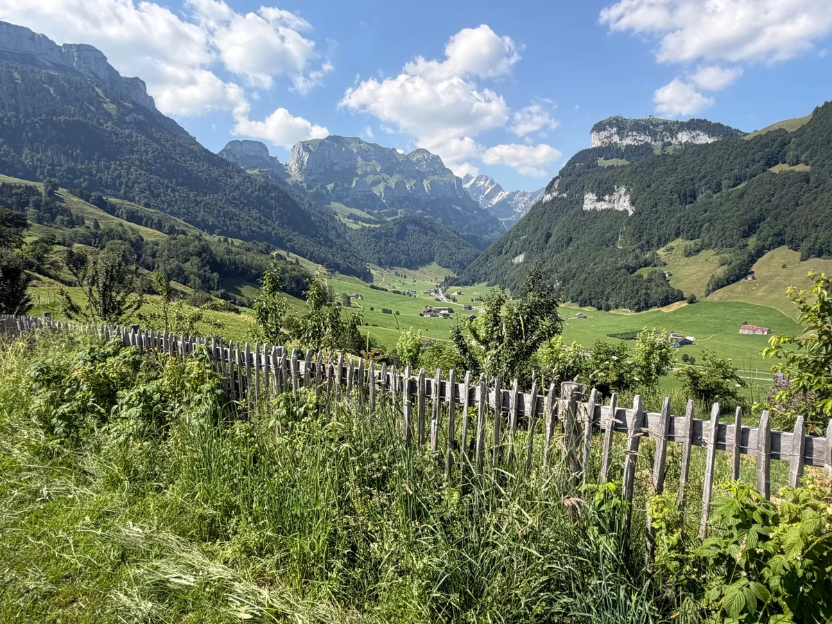 Permakultur-Garten im Alpstein. Permakultur-Garten der Familie Knechte in Weissbad mit Blick auf den Alpstein.
