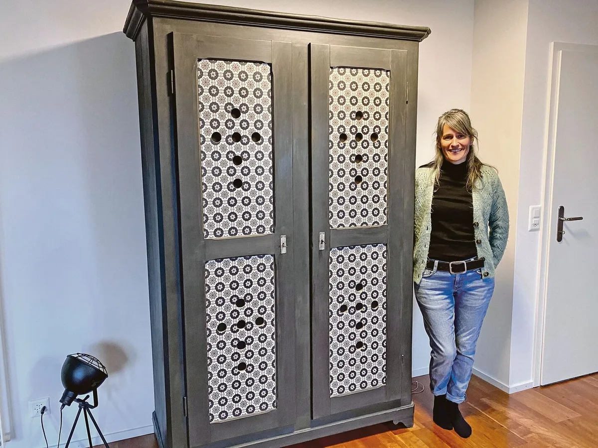 ec9b1d9e6f1a047d2f54aa2aaa1e9b5f8e969b62c2eaddcf468ac6b72da1d0bd Jasmin Rupp neben einem alten Schrank, dem sie einen neuen Look verpasst hat.