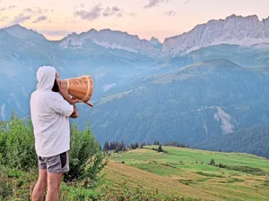 Gläubig sind wir nicht, trotzdem ist der Alpsegen eine schöne Tradition, die unser Senn Reto hier oben auf der Alp Valpun regelmässig pflegt.