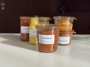 Selbstgemachte Sauce Bolognese für den Hofladen. Doch die Sachbezeichnung allein reicht nicht. Es braucht zusätzliche Angaben, unter anderem über die verwendeten Zutaten und Allergene.