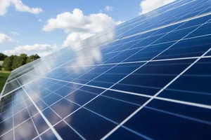 Für den Beschluss, einen Antrag auf eine Solarpflicht für Neubauten zu stellen, war der Stichentscheid der Kommissionspräsidentin Elisabeth Baume-Schneider (S/JU) nötig. Damit liesse sich mehr Solarstrom produzieren, ohne weiter in die Landschaft einzugreifen, so ein Argument für die Idee.