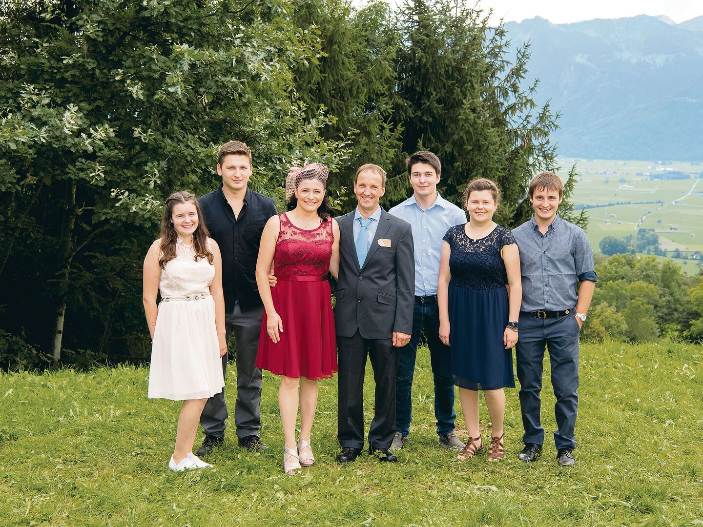 Familie Zimmermann (v. l. n. r.): Jasmin, Andres, das Betriebsleiterpaar Verena und Martin, Christof, Elina und Manuel.