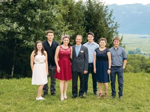 Familie Zimmermann (v. l. n. r.): Jasmin, Andres, das Betriebsleiterpaar Verena und Martin, Christof, Elina und Manuel.