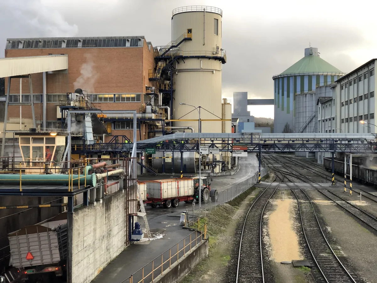 2d0b498ef93cca00d739dfc29edd584162d3f053 Aufgrund der schlechten Ernte in der Westschweiz fehlen in der Zuckerfabrik Aarberg Zuckerrüben. Es müssen Rüben aus der Ostschweiz nach Aarberg umgeleitet werden, damit die Fabrik ausgelastet wird. (Bild Katrin Erfurt)