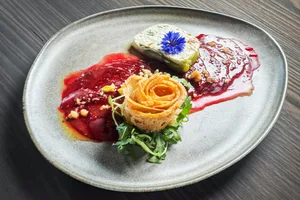 Als Vorspeise serviert Claudia Kilchmann ein Randen-Carpaccio mit hausgemachter Frischkäseterrine und Brot-Rose.