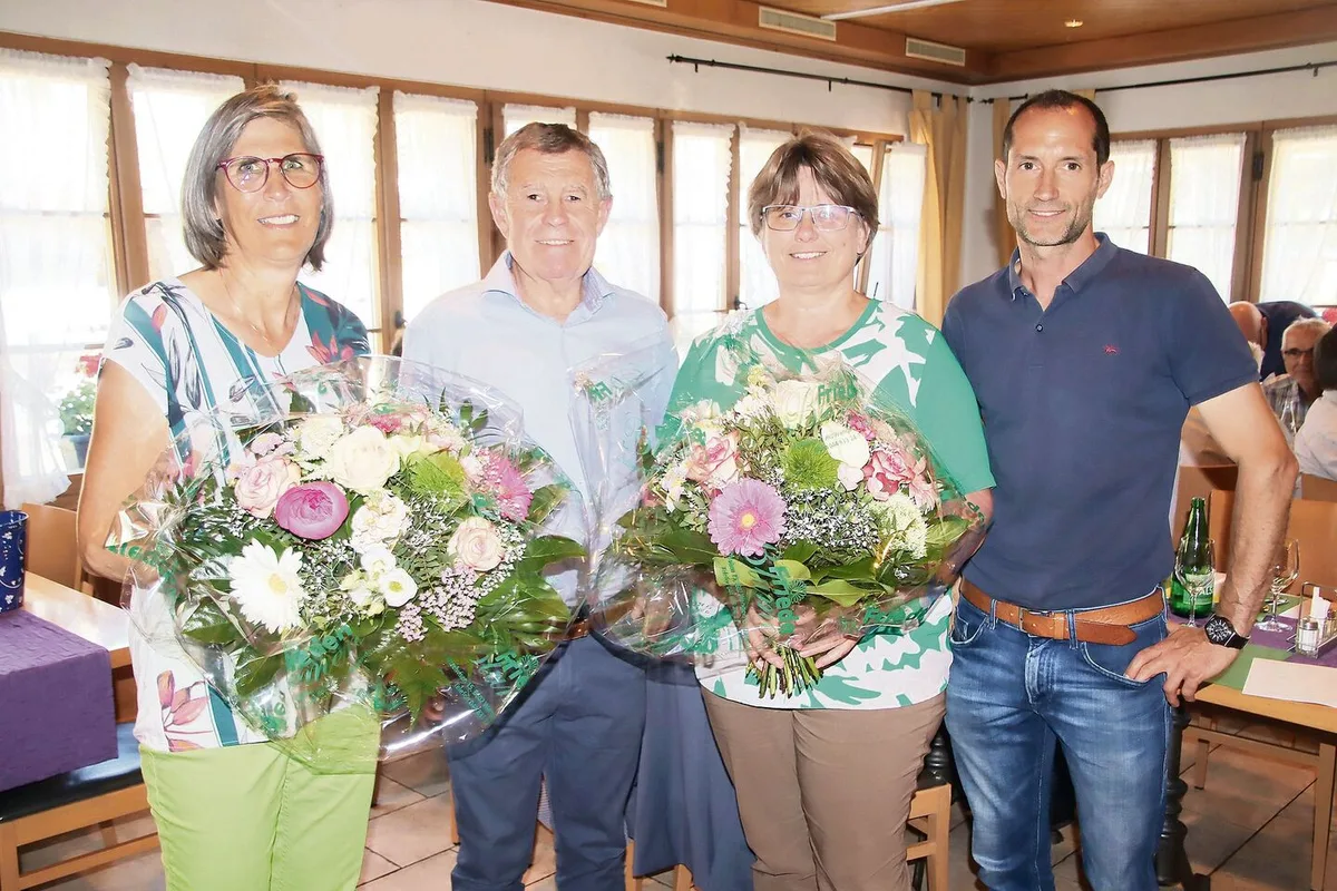 12921822586ed9eb0d0176d4488f6d793f961e3bfc278c0dfa2b140558a60c9a ZLK-Präsident Ernst Stocker verabschiedet Edith Brüngger (l.) und Elisabeth Pflugshaupt (2. v. r.). Neu dabei ist Christian Baer (r.).