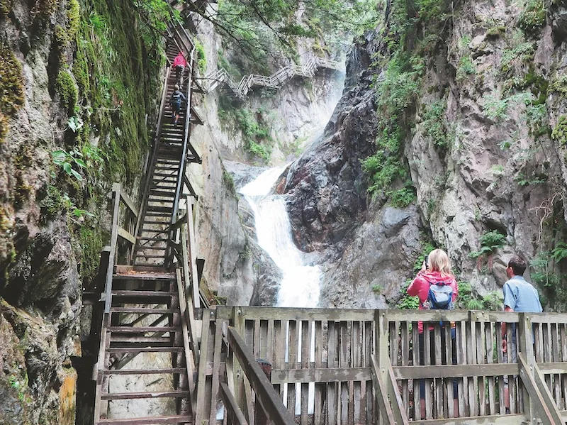 Nur etwas für schwindelfreie Personen: Gorges du Durnand im Wallis. (Bild Hajo Degen/AT Verlag)