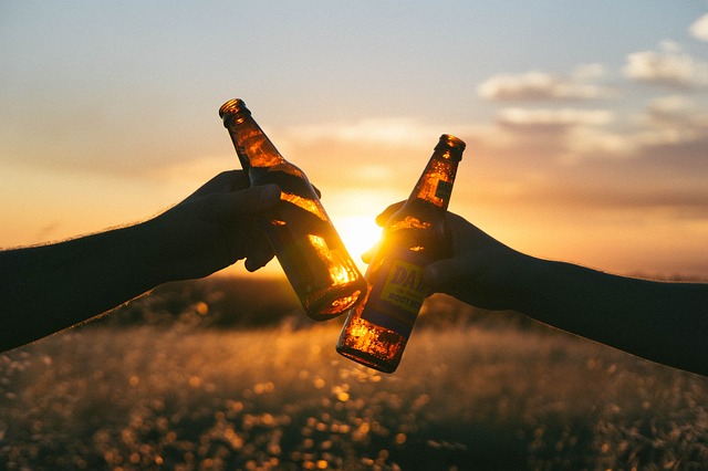 Schweizer stossen auch gerne alkohlfrei an. (Bild Pixabay)