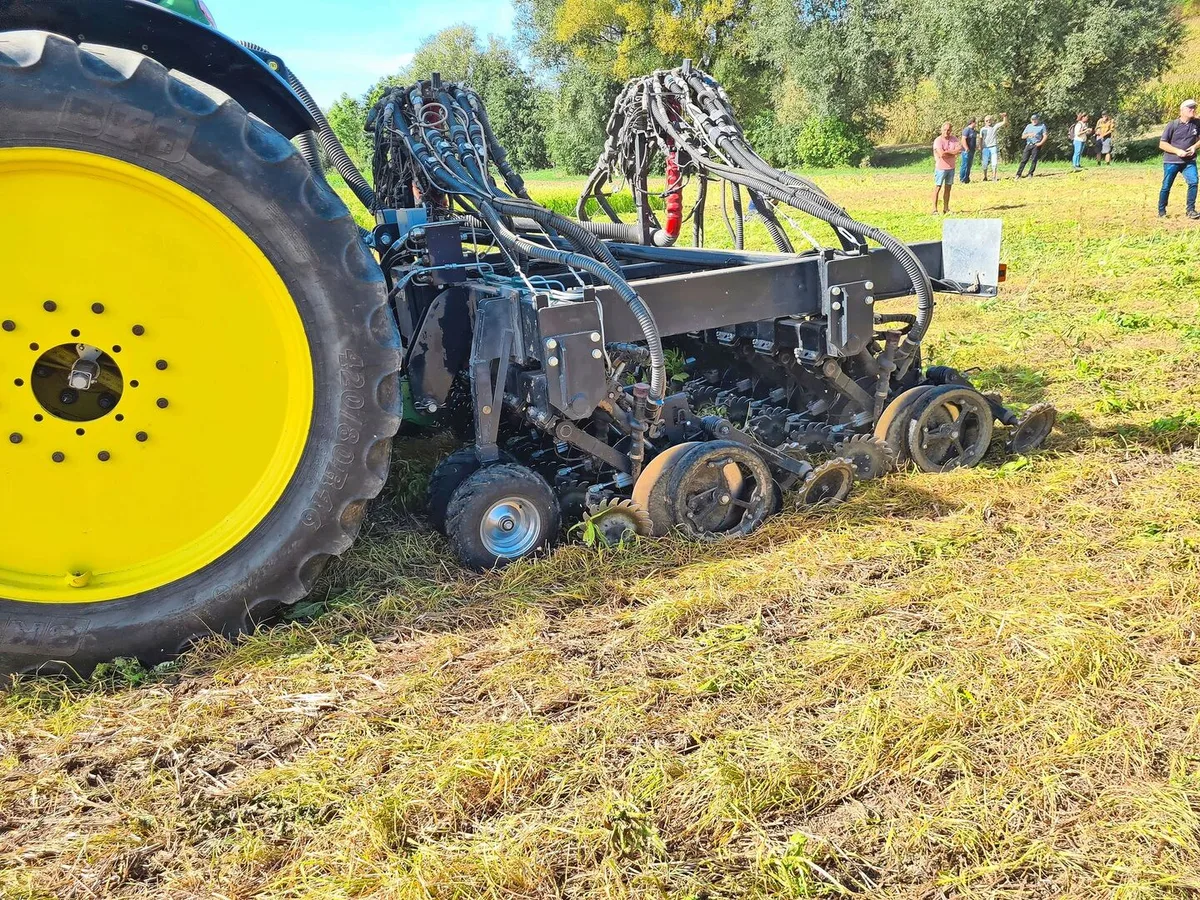 Diese Direktsaatmaschine wurde von der Landag AG mit speziellen Räumern vor den Säscharen entwickelt und kann teilflächenspezifisch dosieren.