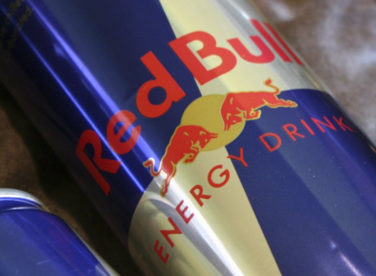 Alkoholfreie Getränke wie Red Bull sind zum Exportschlager geworden. (Bild pd)