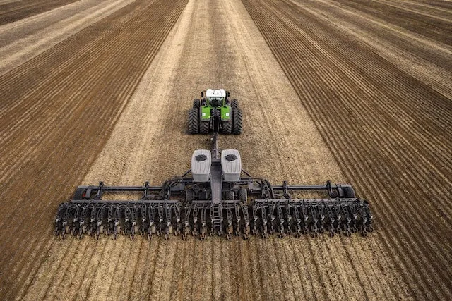 406f3f9dcb1fa3db1284fc75b96ff8cb3db228fa Die neue Sämaschine beeindruckt mit ihrer Arbeitsbreite bis 18 Meter. (Bild Fendt)